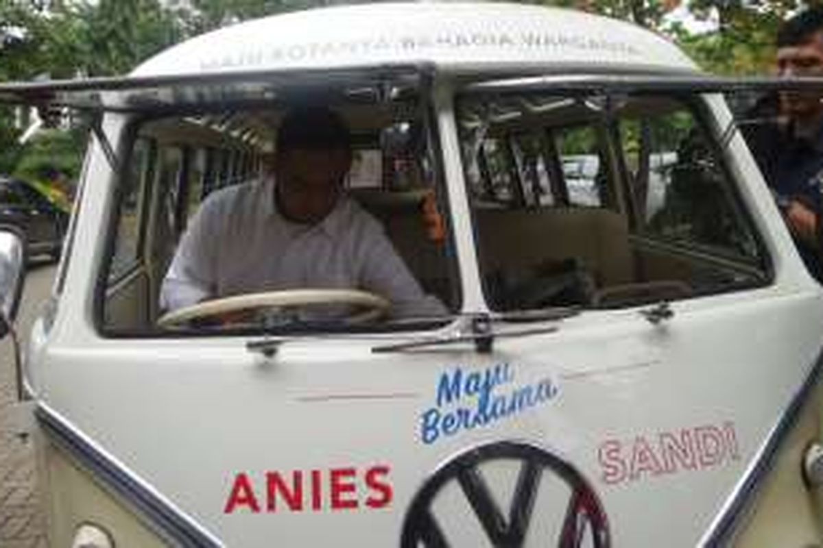 Anies Baswedan saat menjajal VW Combi di GOR Sunter, Jakarta Utara, Rabu (11/1/2017)