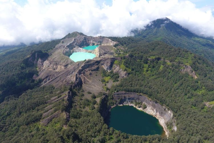 Danau Tiga Warna Kelimutu di Kabupaten Ende, Flores, Nusa Tenggara Timur. 