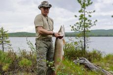 Oposisi Rusia: Putin Tangkap Ikan 21 Kg? Itu Bohong!