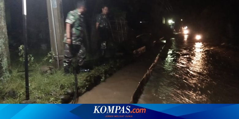  Tiga  Motor  Hanyut Diterjang Banjir Bandang di  Karawang 