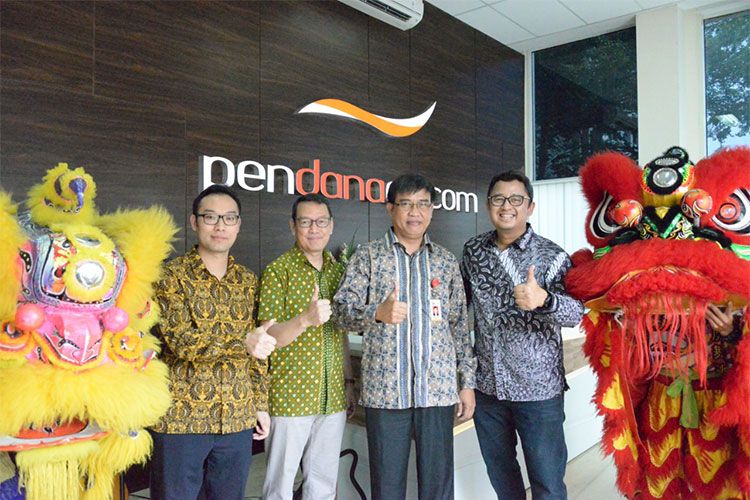 Kiri - Kanan: Roy Liu, CFO (Chief Financial Officer) Pendanaan,  Hendrikus Passagi, Direktur DP3F - OJK, Luhur Budijarso, Komisaris Utama Pendanaan dan Dino Martin, Co-Founder dan CEO