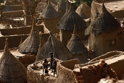 Desa Etnis Dogon di Mali Diserang, Hampir 100 Orang Tewas