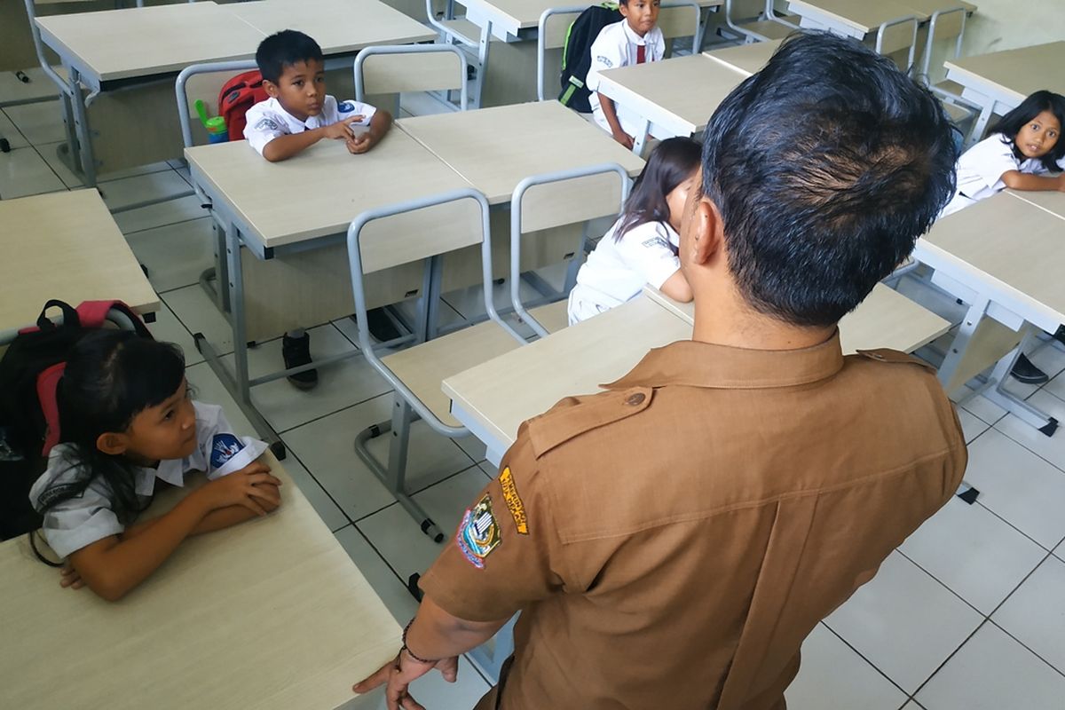 Murid SDN Pekayon Jaya 3 Bekasi kembali belajar di meja-kursi setelah hampir 2 tahun sekolah mereka tak kebagian mebel.