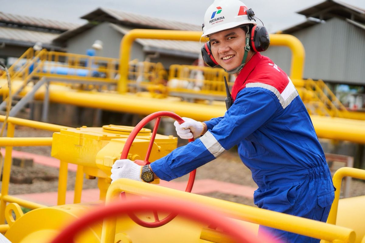 Pekerja PT Perusahaan Gas Negara Tbk (PGN).