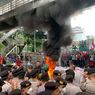 Demo Tolak Kenaikan Harga BBM, Mahasiswa Bakar Ban dan Spanduk di Kawasan Patung Kuda