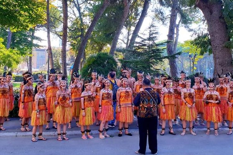 Karangturi Choir dari Semarang, Jawa Tengah saat berlatih menjelang penampilannya. 