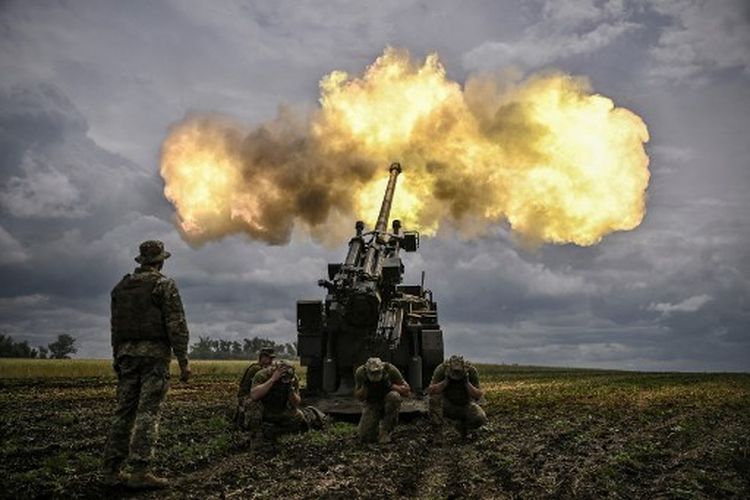 Prajurit Ukraina menembak dengan senjata self-propelled Perancis 155 mm/52 kaliber Caesar ke posisi Rusia di garis depan di wilayah Donbass dalam perang Rusia vs Ukraina di Ukraina timur, 15 Juni 2022. 