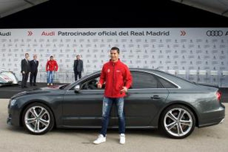 Cristiano Ronaldo dengan Audi S8 pilihannya.