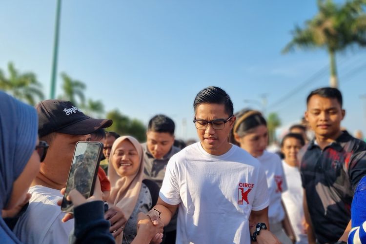 Ketua Umum Partai Solidaritas Indonesia (PSI) Kaesang Pangarep mengikuti Car Free Day (CFD) di alun-alun Jepara, Jawa Tengah, Minggu (17/12/2023).