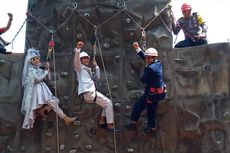 3 Pasangan Ini Nikah Sambil Panjat Tebing, Maharnya Bendera dan Teks Proklamasi