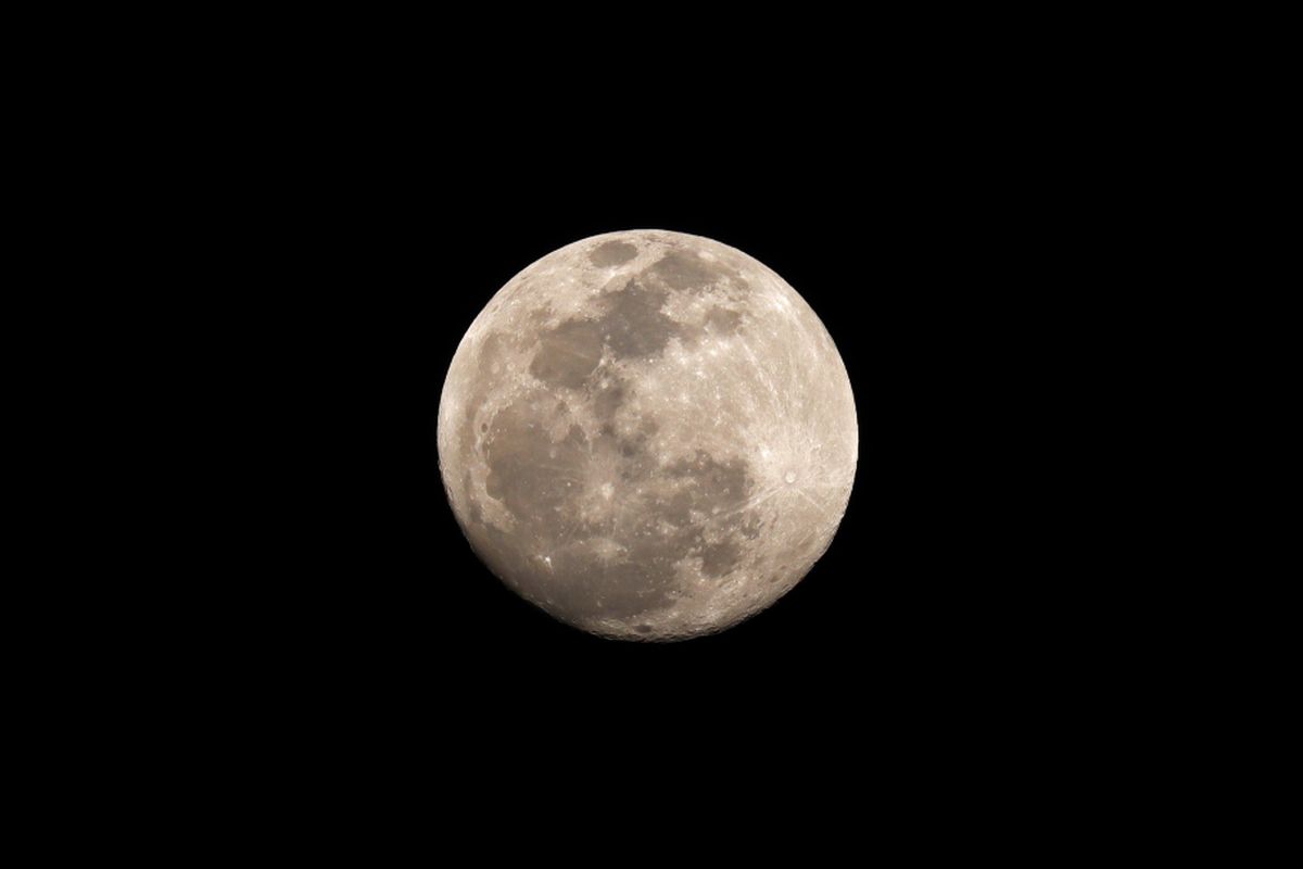 NASA menunda misi bulan Artemis 2 akibat cuaca dingin ekstrem di Florida yang melanggar syarat keselamatan peluncuran.