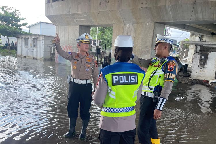 Dirlantas Polda Jateng Kombes Pol. Sonny Irawan, memantau banjir di depan Unissula, Semarang, Jumat(7/2/2025).