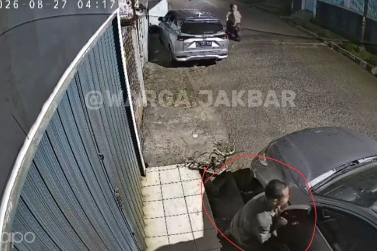 Spion Pajero Dicuri dalam 1 Menit di Kebon Jeruk Jakbar, 3 Pelaku Terekam CCTV