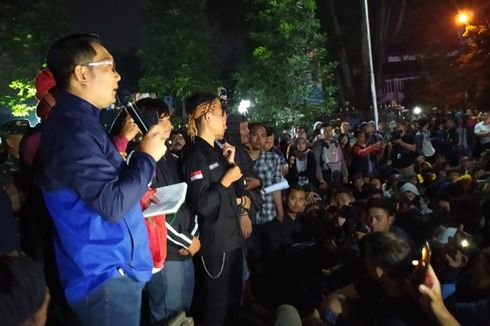 Malam Hari, Ridwan Kamil Temui Demonstran di Gedung Sate