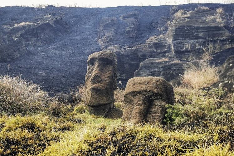 Gambar yang dirilis oleh Kotamadya Rapanui ini menunjukkan Moai -- patung batu budaya Rapa Nui -- terkena kebakaran di Taman Nasional Rapa Nui di Pulau Paskah, Chili, pada 6 Oktober 2022.