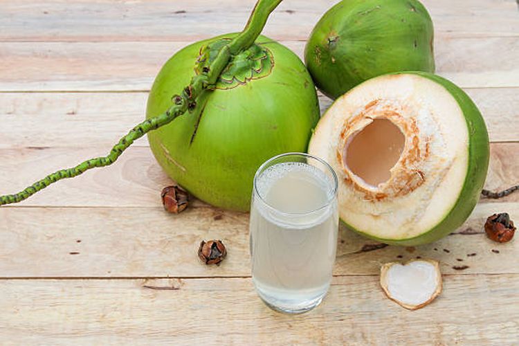 Air kelapa adalah sumber karbohidrat, elektrolit, dan vitamin C yang rendah kalori dan rendah lemak. Ada beberapa manfaatnya untuk kesehatan.