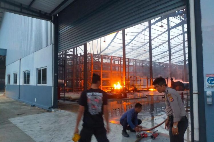 Polisi masih terus menyelidiki penyebab kebakaran pabrik kasur busa di Desa Singabangsa, Kecamatan Tenjo, Kabupaten Bogor, Jawa Barat. Penyelidikan itu melibatkan Satreskrim dan tim Inafis dari Polres Bogor.