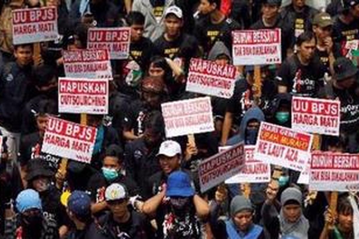 Buruh berunjuk rasa di kawasan Bundaran Hotel Indonesia, Jalan MH Thamrin, Jakarta, Selasa (1/5/2012). Aksi yang dilakukan bertepatan dengan Hari Buruh Internasional ini dikuti oleh ribuan buruh dari wilayah Jabodetabek. Dalam aksinya mereka menuntut pemerintah untuk memperhatikan kesejahteraan buruh hingga memberikan jaminan kesehatan.  