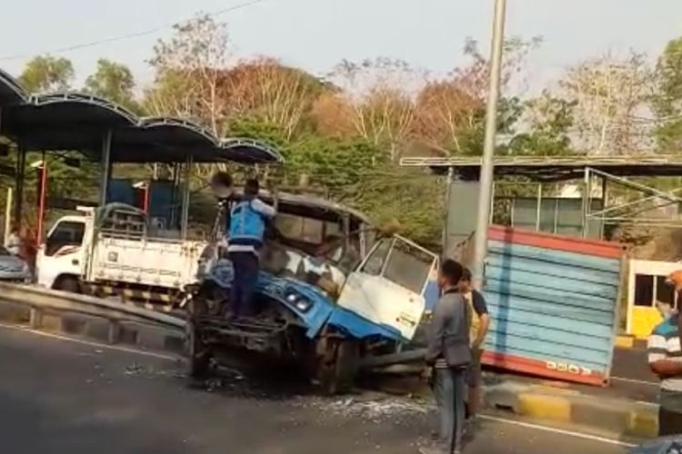 Truk menabrak pembatas jalan tol jembatan Suramadu dalam kecelakaan yang terjadi pada Kamis (18/10/2018).