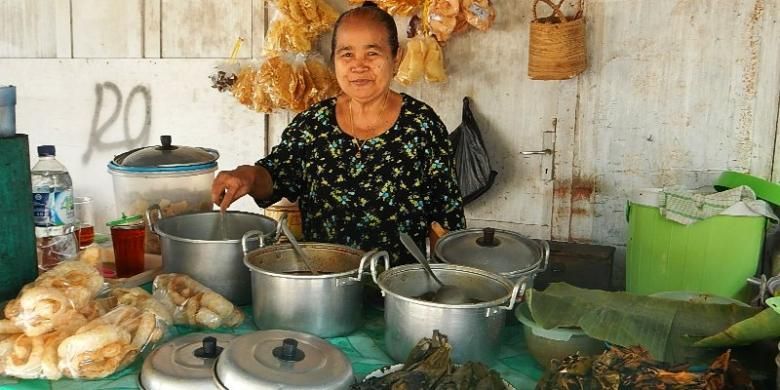 Mak Mantih penjual Nasi Cawuk di Dusun Prejengan, Desa Rogojampi, Kecamatan Rogojampi Kabupaten Banyuwangi, Jawa Timur.