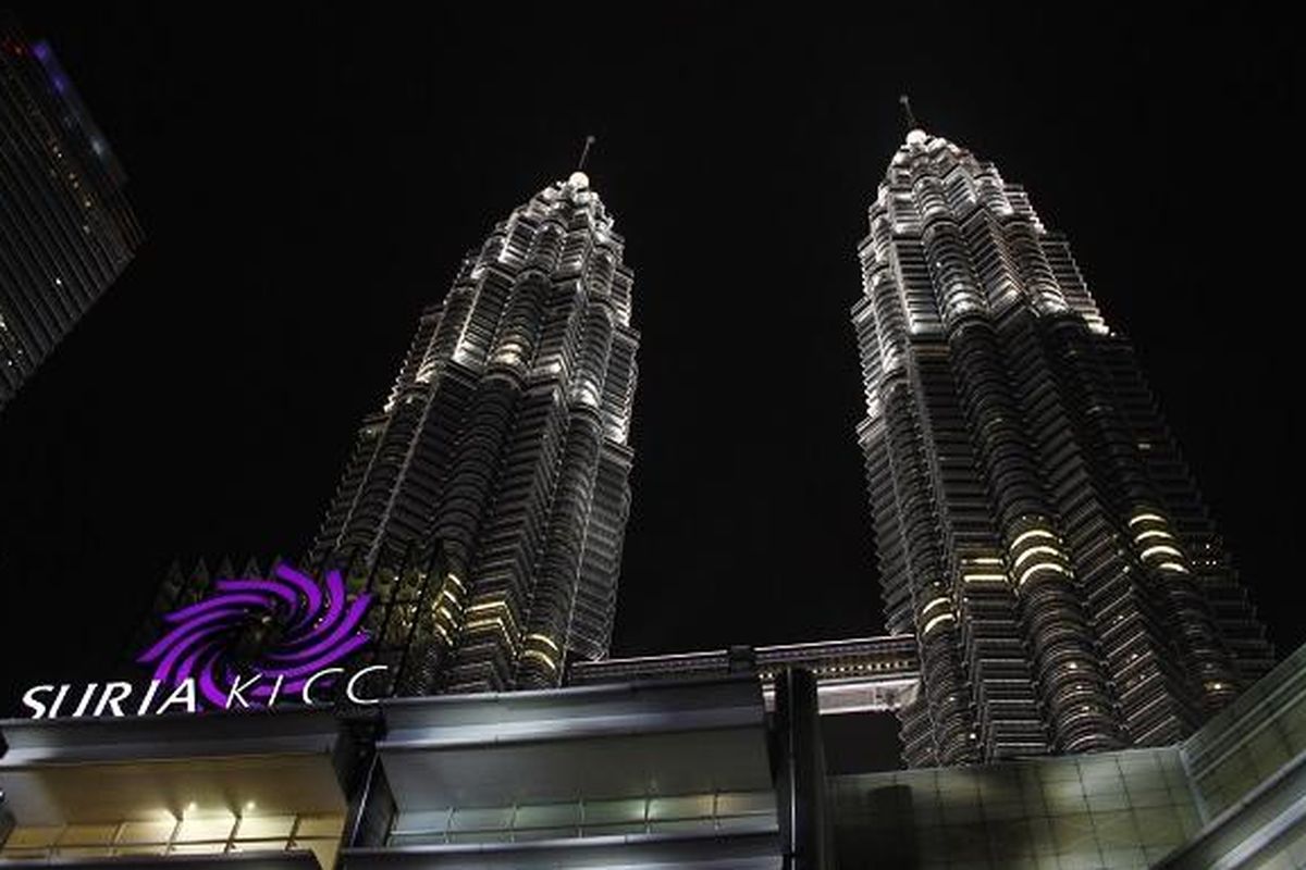 Potret Menara Petronas diambil dari depan Suria Kuala Lumpur City Centre