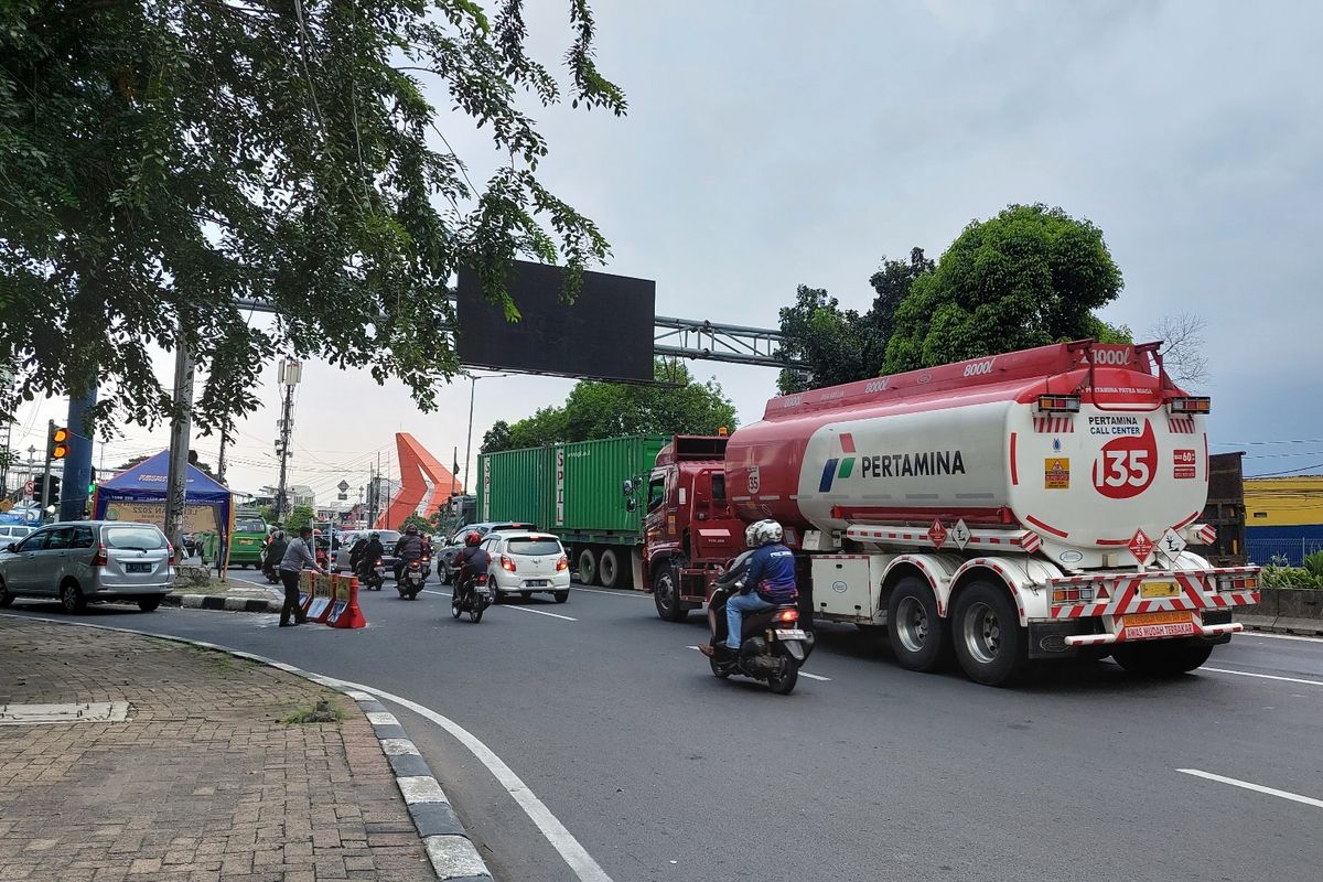 Situasi lalu lintas di depan salah satu pos pengamanan mudik di Jalan Raya Daan Mogot, Kamis (28/4/2022)