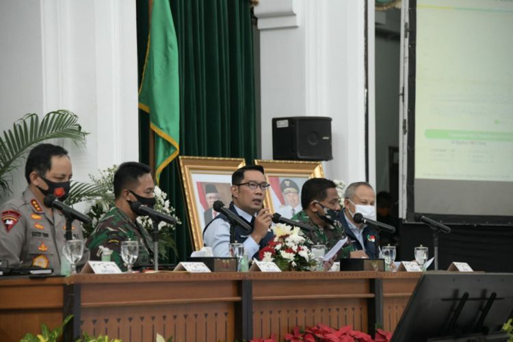 Gubernur Jawa Barat Ridwan Kamil bertemu dengan Wakapolri Komjen Gatot Eddy Pramono dan Kepala Staf Angkatan Darat (Kasad) Jenderal Andika Perkasa sebagai Komite Penanganan COVID-19 dan Pemulihan Ekonomi Nasional (KPCPEN) di Gedung Sate, Kota Bandung, Jumat (21/8/2020).