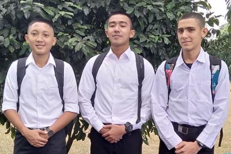 Enzo Zenz Allie (kanan foto) saat mengikuti seleksi masuk taruna TNI.