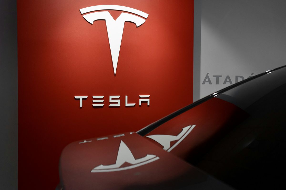 Ilustrasi logo Tesla.