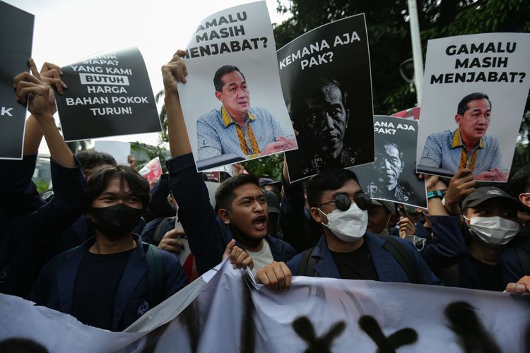 Polisi menangkap seorang demonstran saat untuk rasa di depan Kompleks Parlemen, Senayan, Jakarta, Senin (11/4/2022). Unjuk rasa di depan Gedung DPR/MPR RI menolak penundaan pemilu 2024 atau masa jabatan presiden 3 periode berakhir ricuh.