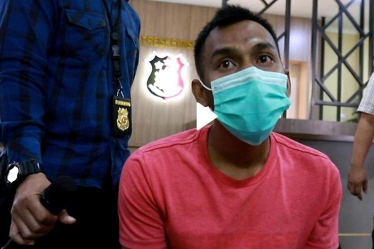 Aparat kepolisian menangkap AG (30) warga Kecamatan Pontianak Selatan, Kota Pontianak, Kalimantan Barat ( Kalbar), Selasa (26/1/2021) pukul 15.30 WIB. AG ditangkap terkait kasus dugaan tindak pidana penyebaran berita bohong dan menyesatkan terkait pelaksanaan vaksinasi Covid-19. Kepada wartawan, AG mengaku, sebelum membuat unggahan, dia lebih dulu membaca komentar-komentar warganet yang menolak vaksin.