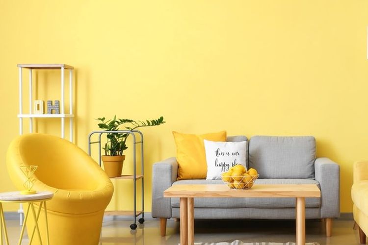 Ilustrasi ruang keluarga dengan warna cat dinding kuning. 