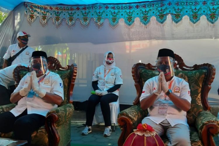 Bakal calon bupati dan wakil bupati Muna, LM Rajiun Tumada-La Pili saat mendaftarkan diri di kantor KPU Muna (istimewa)