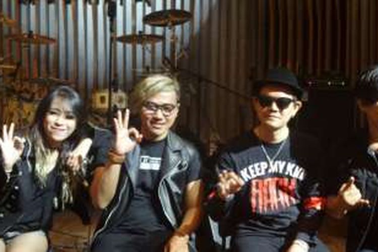 Para personel band Omega merilis single 'Cinta Pertama' di Hard Rock Cafe Jakarta, Pacific Place, Jakarta Selatan, Rabu (9/11/2016).