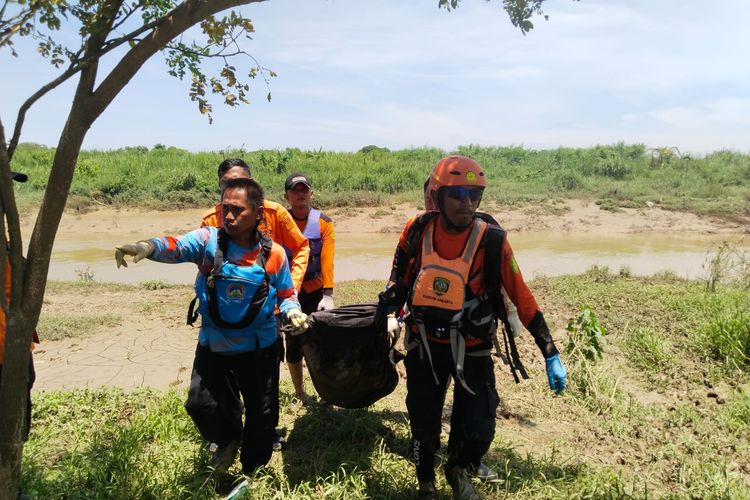 Tim SAR gabungan menemukan jasad pedagang ikan berinisial S (69) yang hilang terseret arus Sungai Citarum, Jawa Barat, sejak Senin (18/3/2024) lalu. Jasad S ditemukan sejauh 20 kilometer dari tempat kejadian perkara (TKP) hilangnya korban, Rabu (20/3/2024).