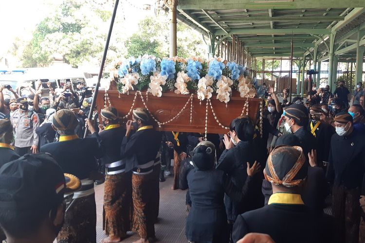 Pemberangkatan jenazah KGPAA Mangkunegara IX menuju ke Kagungan Ndalem Astana Girilayu, Matesih, Karanganyar, Jawa Tengah, Minggu (15/8/2021).