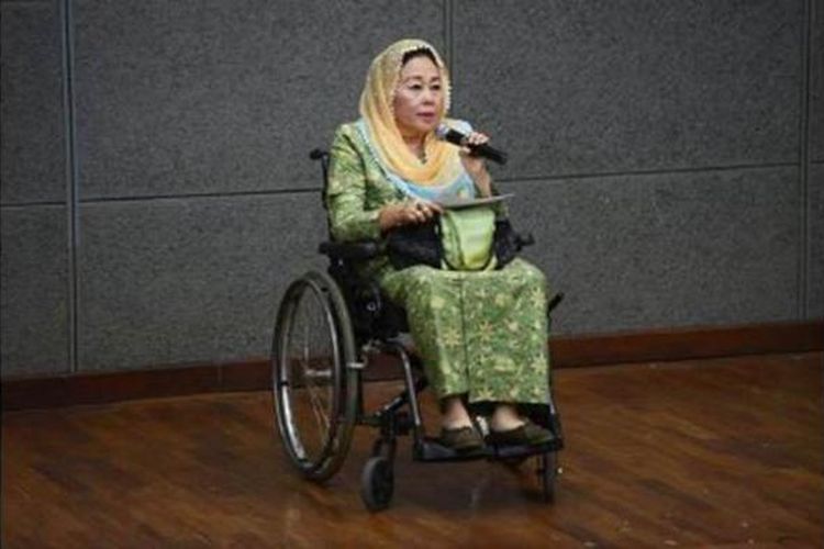Sinta Nuriyah Wahid menyampaikan orasi budaya dengan tajuk Toleransi dan Pluralisme pada pembukaan ?Dengar Kesaksian? di Perpustakaan Nasional, Jakarta, Senin (25/11). Dengar Kesaksian merupakan forum untuk mendengar suara-suara dari korban pelanggaran HAM di Indonesia. Acara ini akan berlangsung hingga 29 November. 