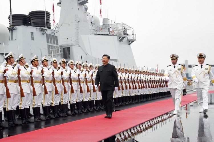 Presiden China Xi Jinping saat melakukan inspeksi pasukan sebelum digelarnya parade perayaan 70 tahun Angkatan Laut Tentara Pembebasan Rakyat, di Qingdao, Provinsi Shandong, Selasa (23/4/2019).