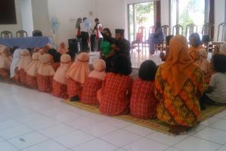 Beberapa anak-anak diduga korban pencabulan oleh oknum guru SD di Magelang mendapat motivasi dari salah seorang terapis, Jumat (6/11/2015).