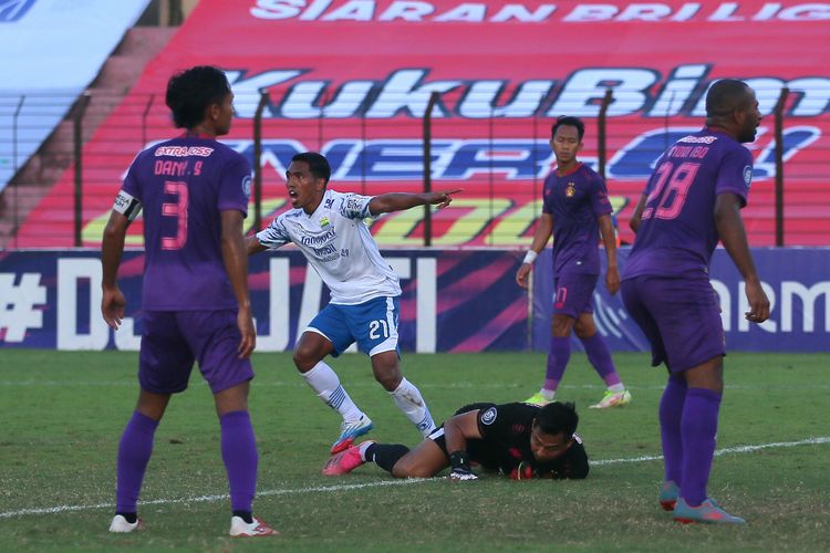 Pemain Persib, Frets Butuan, melakukan selebrasi usai menjebol gawang Persik Kediri dalam laga Liga 1 2021-2022 di Stadion Sultan Agung, Bantul, Minggu 12 Desember 2021.