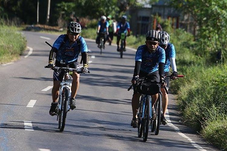 Peserta Jelajah Sepeda Flores -Timor yang diadakan harian Kompas melintasi kawasan Mbeliling, Manggarai Barat, Nusa Tenggara Timur, Sabtu (13/8/2016). Etape pertama Labuan Bajo-Ruteng menempuh jarak sejauh 135 kilometer.