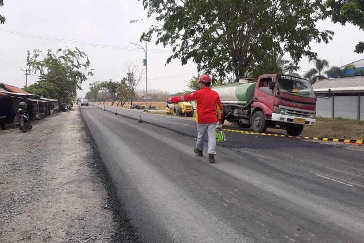 Perbaikan jalan daerah di Provinsi Jawa Barat.