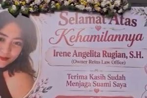 Karangan Bunga Bertuliskan 'Selamat atas Kehamilannya' Terpampang di Depan PN Surabaya
