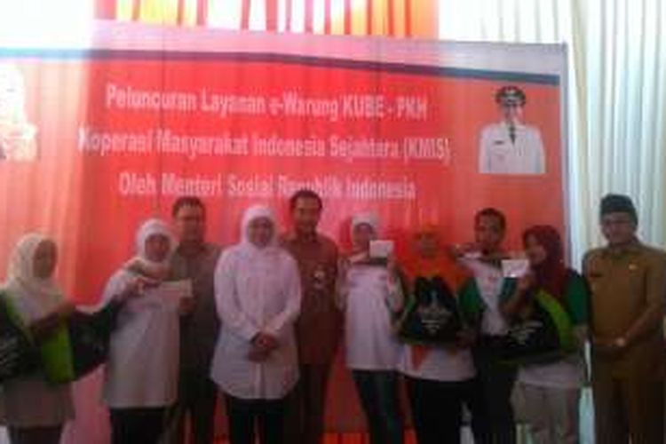 Peluncuran bantuan sosial non-tunai di Kota Malang, Jawa Timur, Senin (27/6/2016).
