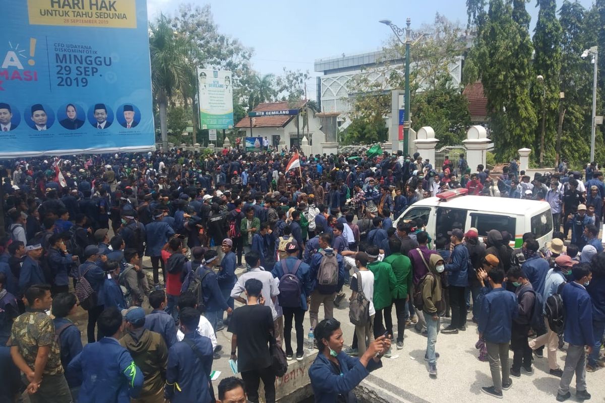 Demo mahasiswa di depan Kantor DPRD NTB, Kamis (26/9/2019).