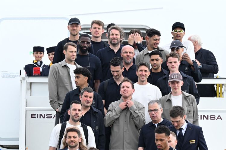 Pelatih Jerman Julian Nagelsmann (tengah) berpose dengan pemain timnas Jerman di Bandara Internasional Frankfurt di Frankfurt am Main, Jerman barat, pada 2 Juni 2026, menjelang Piala Dunia FIFA 2026. (Foto oleh Kirill KUDRYAVTSEV / AFP)