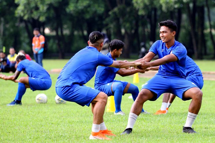 Pemain Arema FC Bagas Adi Nugroho saat latihan rutin nutuk persiapan Liga 1 2020 di Lapangan Dirgantara Pakis, Jawa Timur, Selasa (28/01/2020) sore.