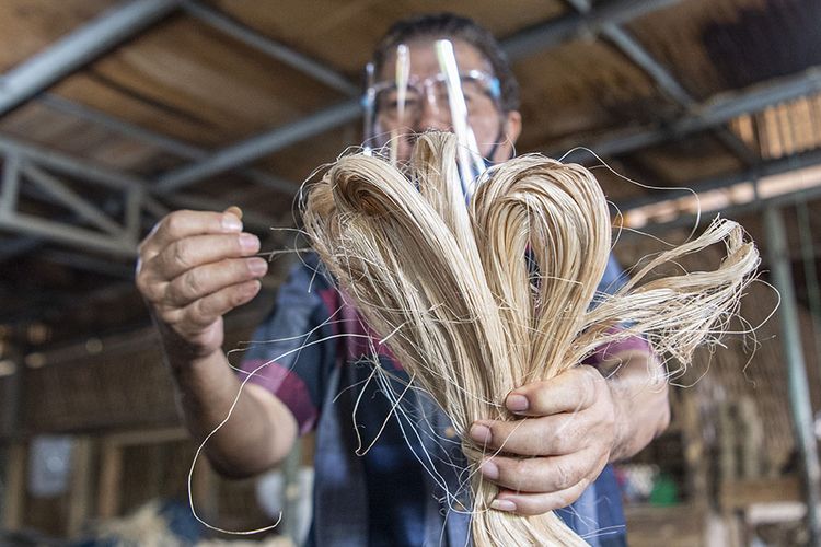 Foto dirilis Rabu (14/10/2020), memperlihatkan Djunaedi (71) pemilik CV Natural menunjukkan serat pohon pisang (abaca fiber) yang belum dipintal menjadi benang di bengkel anyam miliknya. Bengkel anyam milik Djunaedi membuat kerajinan berbahan dasar serat pohon pisang (abaca fiber) yang dipasarkan hingga ke sejumlah negara, seperti Amerika Serikat, Belgia, Inggris, Turki dan Malaysia.