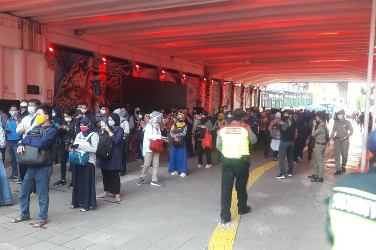 Antrean panjang penumpang KRL di Stasiun Sudirman pada Senin (8/6/2020) sore