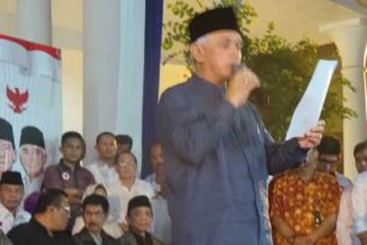 Calon wakil presiden Hatta Rajasa saat membaca puisi dalam acara Air Mata Untuk Palestina di Rumah Pemenangan, Polonia, Jakarta, Sabtu (12/7/2014) malam 